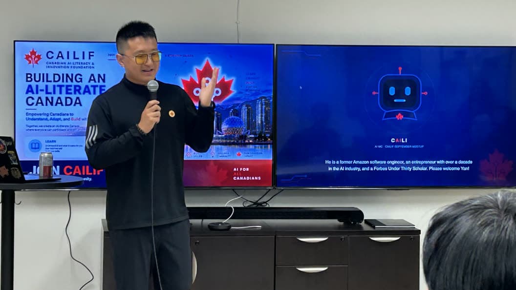 九月社区聚会上,一位讲者在 CAILIF 展示屏前发言