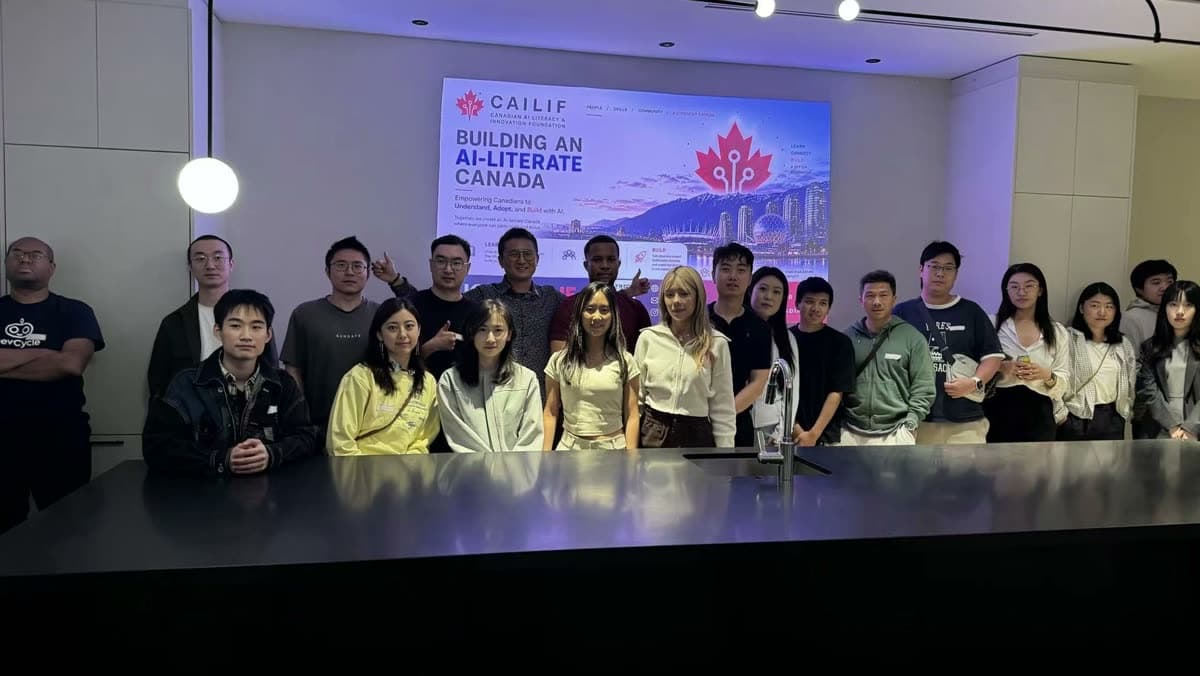 多伦多聚会参与者在 CAILIF 展示屏前合影
