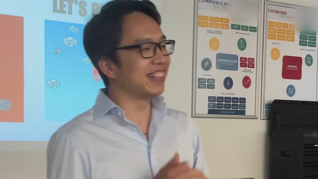 Desmond Zhou 在 AI Innovation Lab 带领游戏设计课